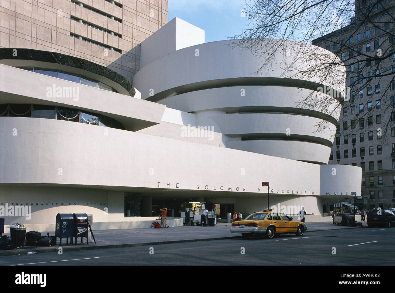New York, Solomon R. Guggenheim Museum, façade et entrée privée, conçu par Frank Lloyd Wright Banque D'Images