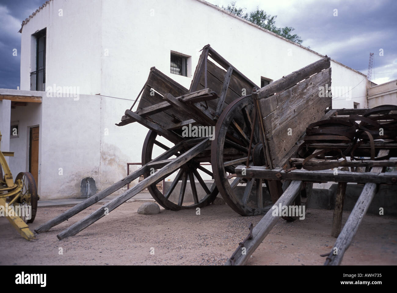 Ox vieux wagons tirés qui étaient autrefois utilisés pour présenter les vendanges dans la région de Cafayate Argentine Banque D'Images