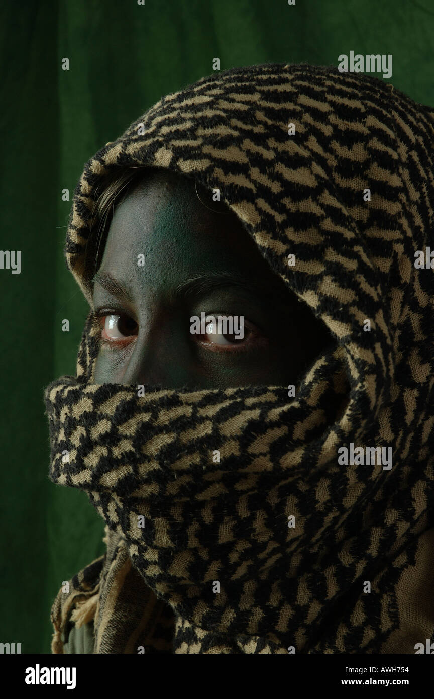 Fille avec visage vert et Shemagh foulard arabe dsc 8265 Banque D'Images