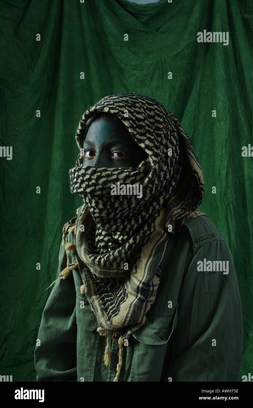 Fille avec visage vert et Shemagh foulard arabe dsc 8270 Banque D'Images