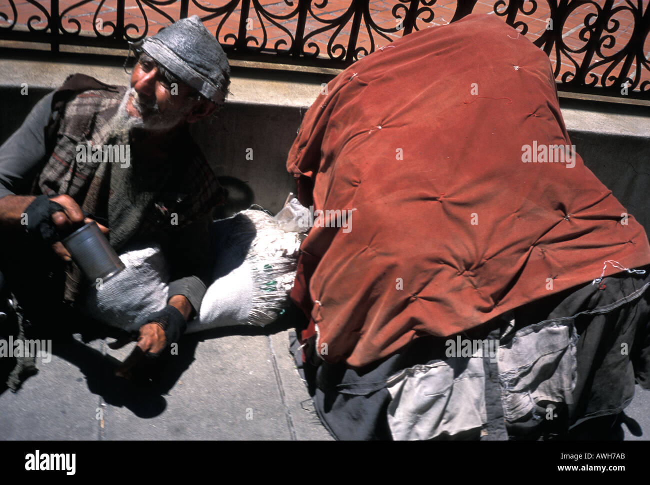 Vieux begger avec coupe à la mendicité dans les rues de Santiago du Chili Banque D'Images