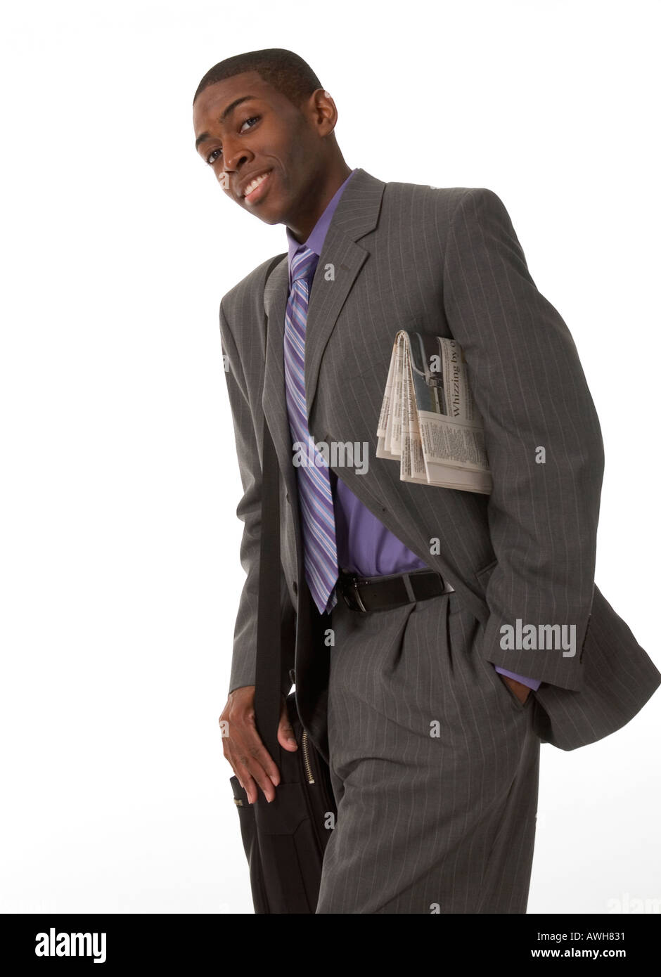 Businessman smiling en transportant un sac et journal USA Banque D'Images