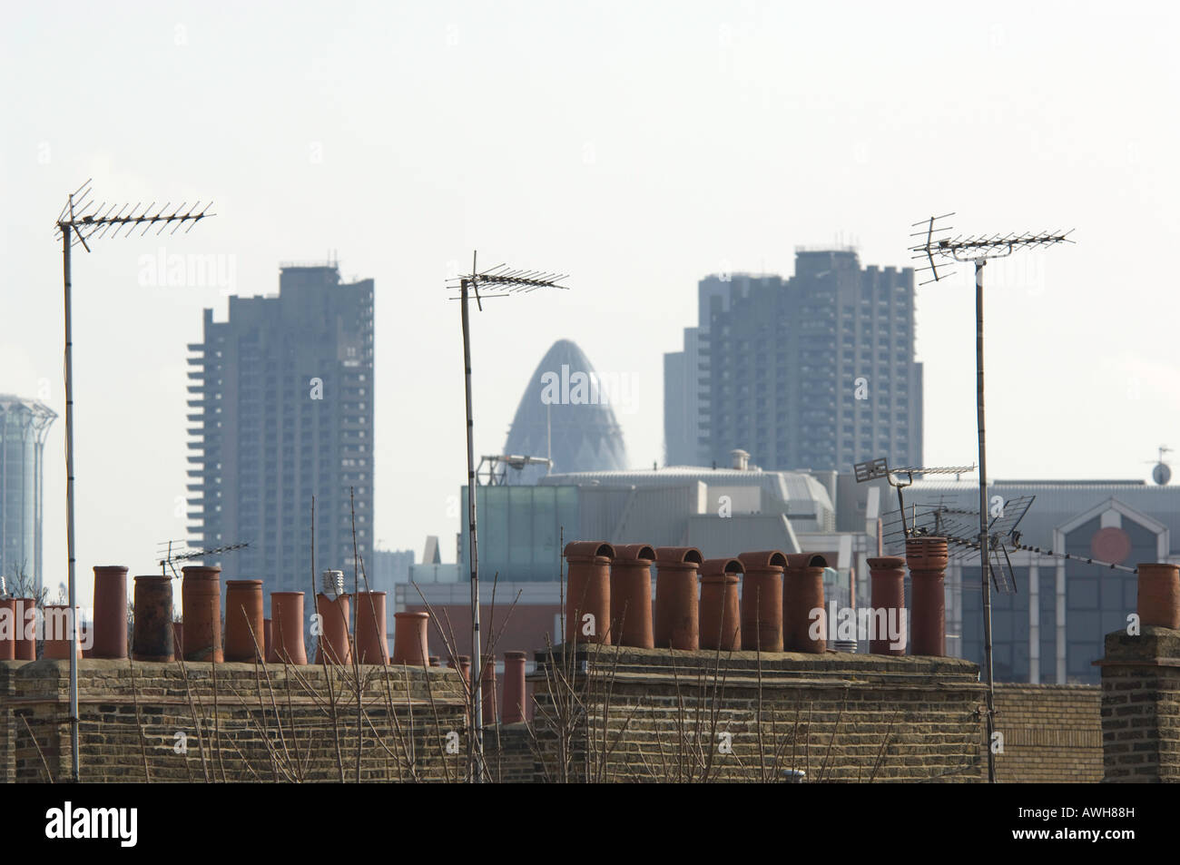 Pots de cheminée et antennes de télévision dans l'avant-plan d'une ville de Londres. Banque D'Images