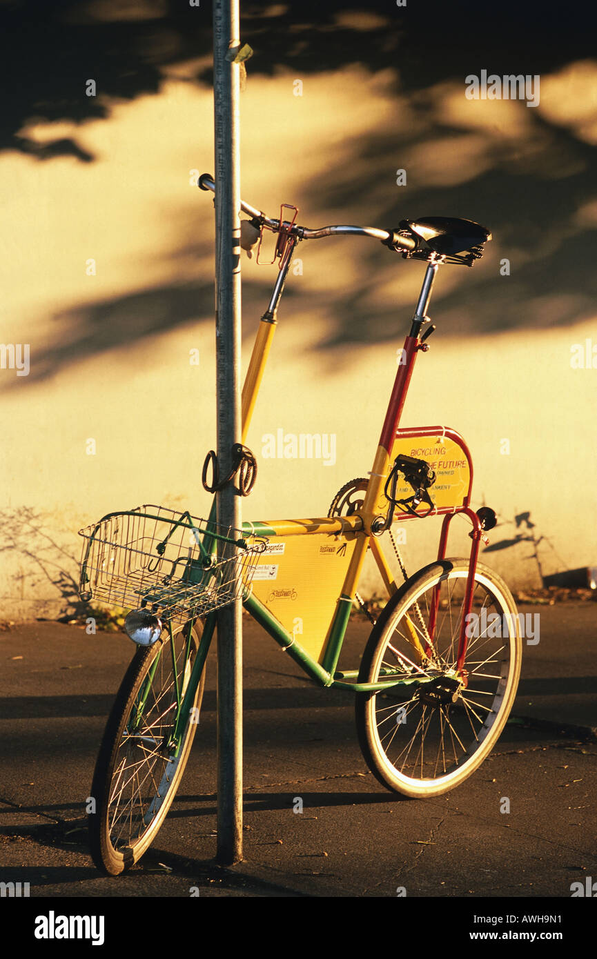 USA, nord-ouest du Pacifique, de l'Oregon, Portland, le centre-ville, à vélo, avec panier attaché au-dessus des roues avant, enchaînés à métal post Banque D'Images