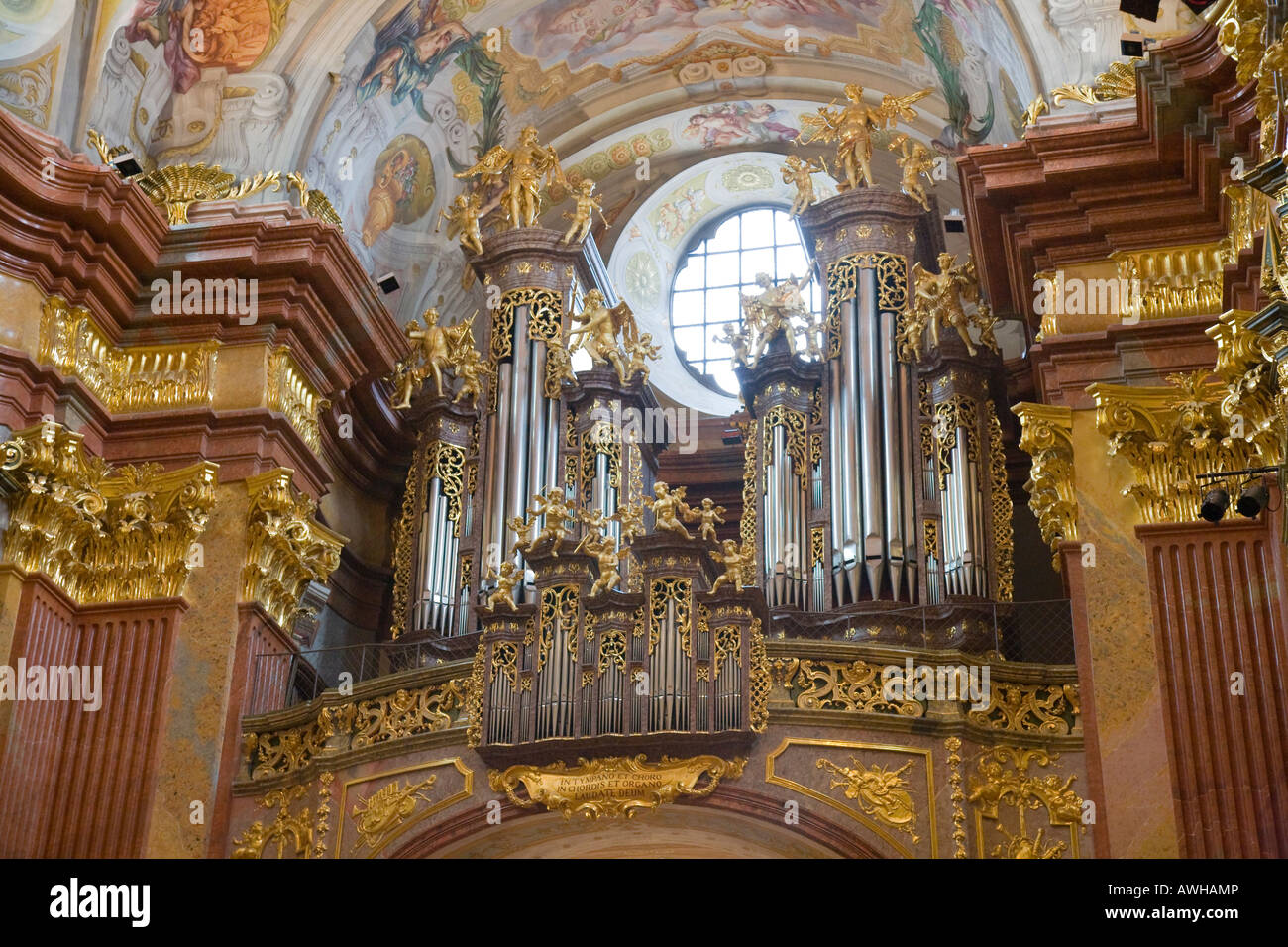 L'orgue dans l'église baroque à l'intérieur du monastère bénédictin de l'Abbaye de Melk dans la région de Wachau en Autriche Banque D'Images