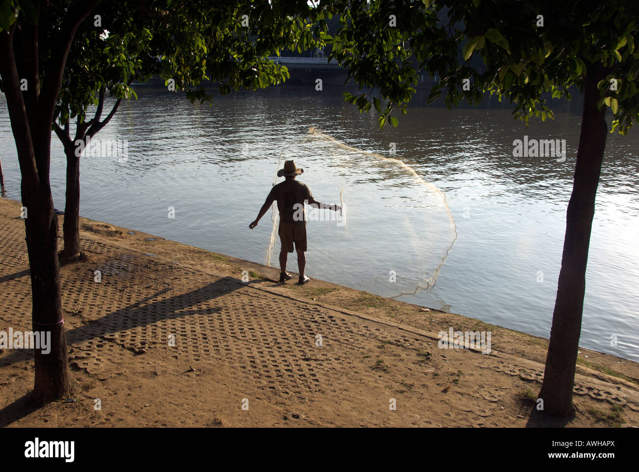 Fisherman casting Mae Nam net rivière Ping Chiang Mai Thaïlande Banque D'Images Fisherman casting Mae Nam net rivière Ping Chiang Mai Thaïlande Banque D'Images