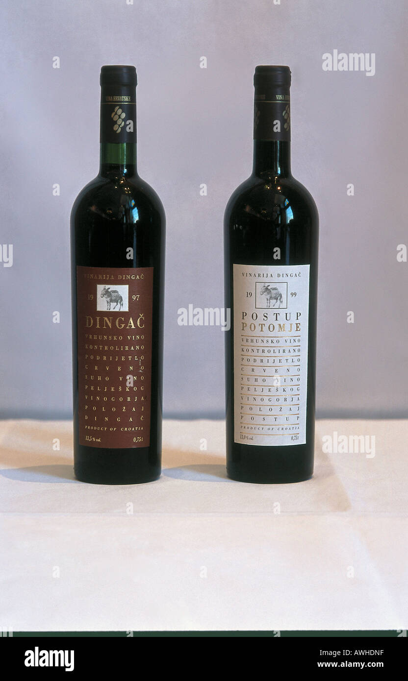 La Croatie, des bouteilles de vin rouge et le Dingac Postup Potomje vin rouge Banque D'Images