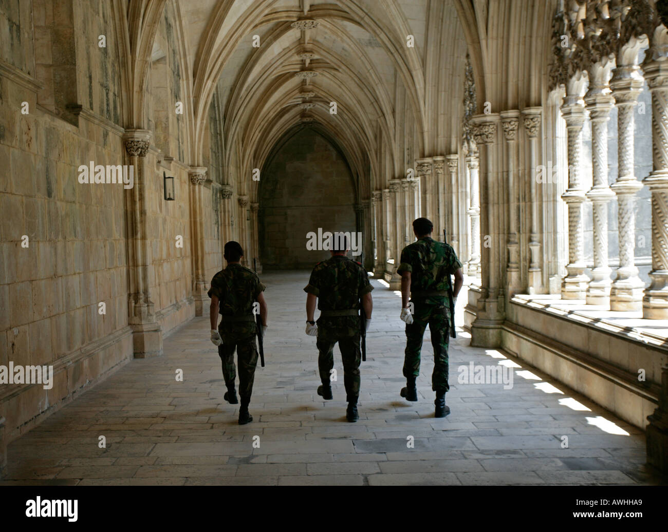 Une garde d'honneur de soldats mars dans la tombe du soldat inconnu à l'ornate monastery à Batalha au Portugal. Banque D'Images
