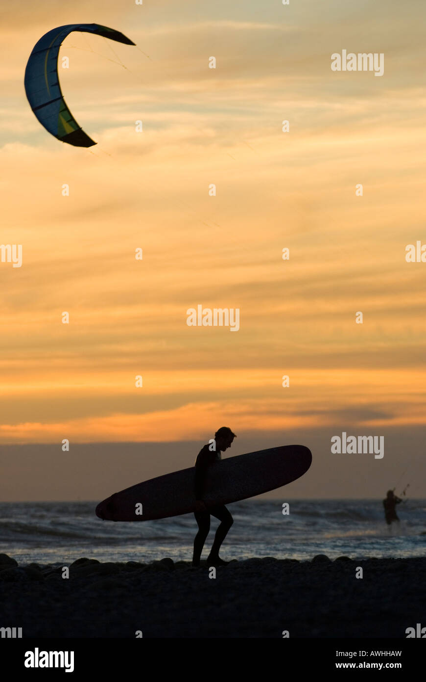 Un surfeur sur la plage silhouetté par un beau coucher de soleil C Street Ventura California USA Banque D'Images