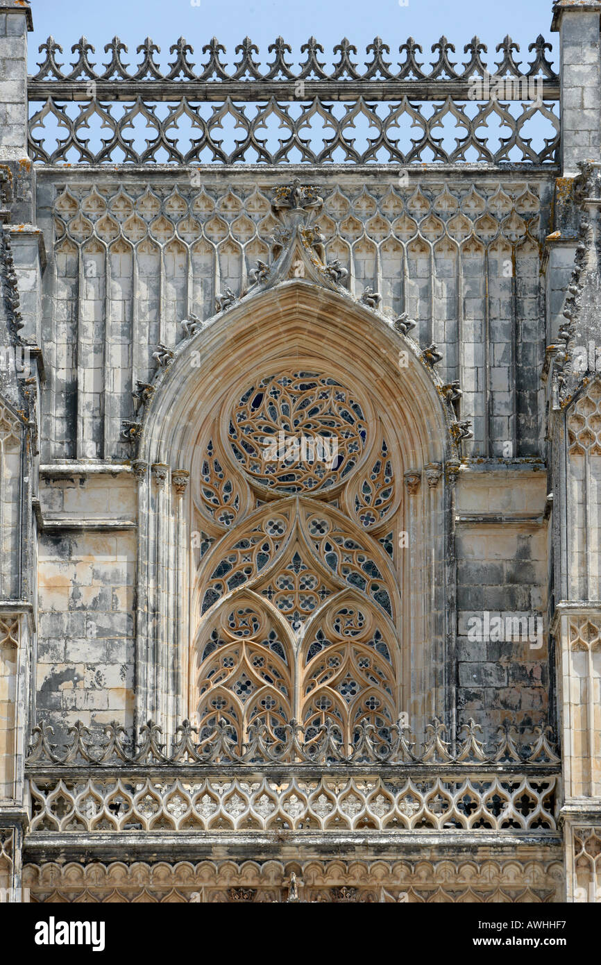 Un gros plan du grand vitrail sur l'avant du monastère orné à Batalha au Portugal. Banque D'Images