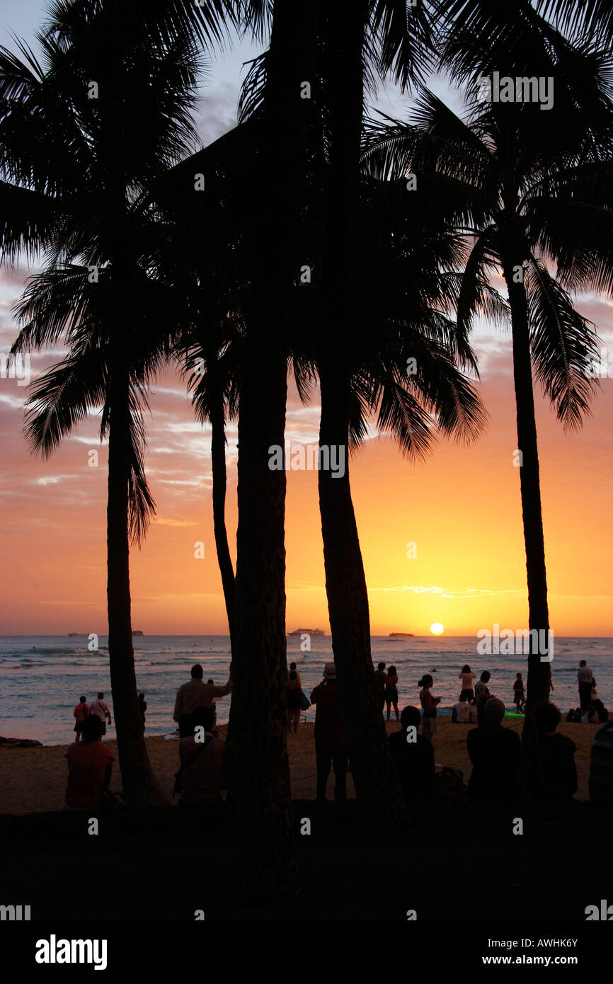 Coucher du soleil à Waikiki beach Honolulu. Banque D'Images