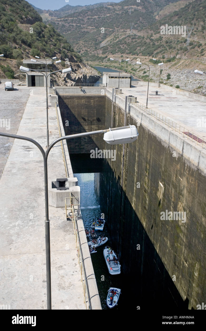 Un verrou pour bateaux dans un barrage hydroélectrique sur le fleuve Douro, dans le nord du Portugal Banque D'Images