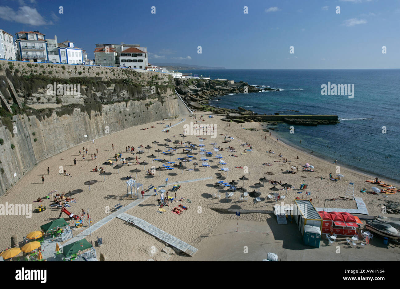 La ville d'Ericeira sur la côte atlantique du Portugal s'assoit au sommet d'une falaise au-dessus de la plage Banque D'Images