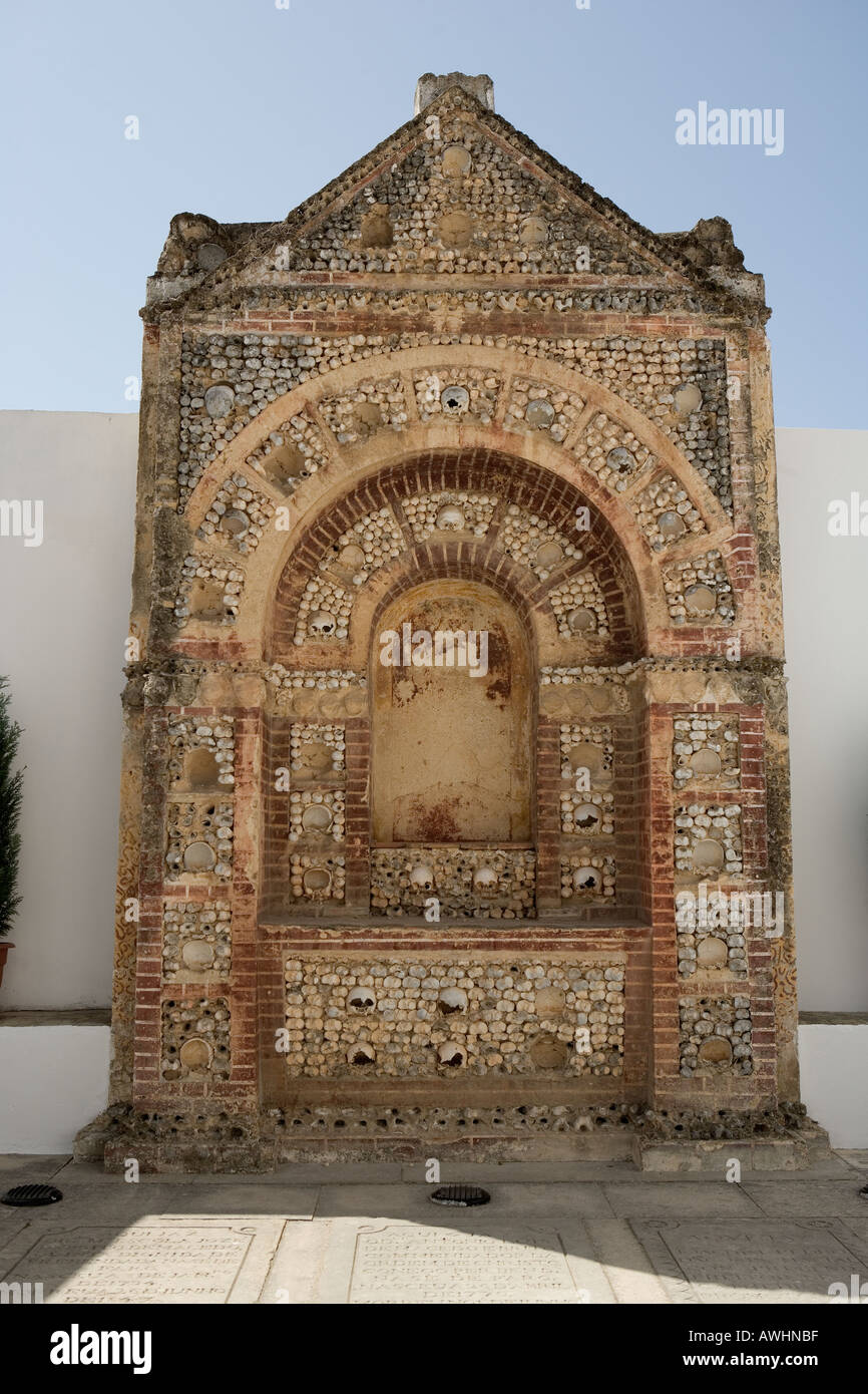 Un autel morbide de l'os de 1000 moines à l'extérieur de la cathédrale de Velha à Faro, Portugal. Banque D'Images