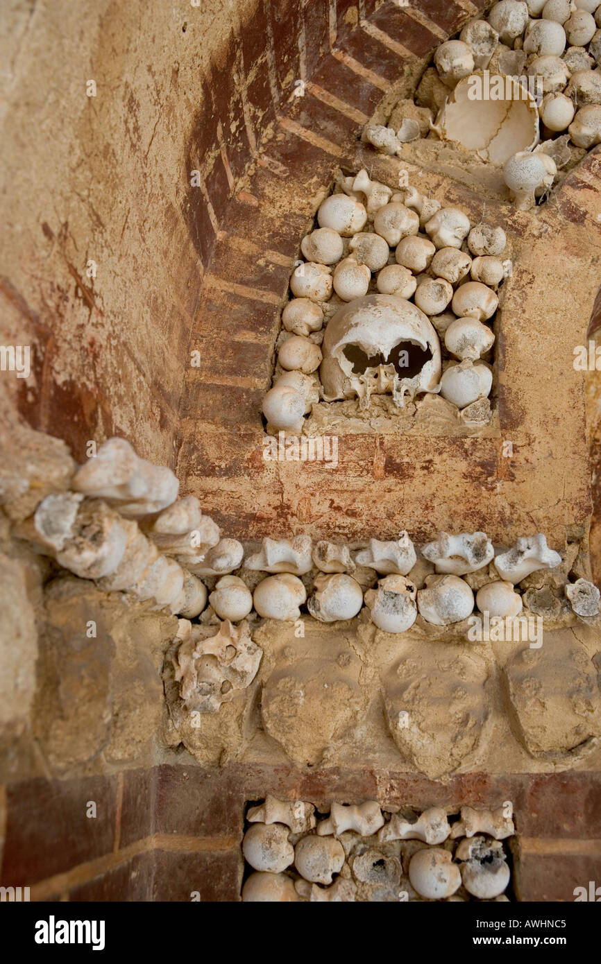 Détail d'un alter morbide fait à partir de l'os de 1000 moines à l'extérieur de la cathédrale de Velha à Faro, Portugal. Banque D'Images