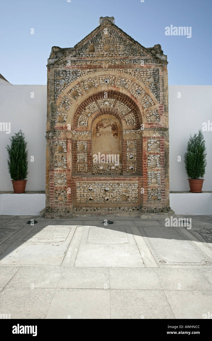 Un autel morbide de l'os de 1000 moines à l'extérieur de la cathédrale de Velha à Faro, Portugal. Banque D'Images