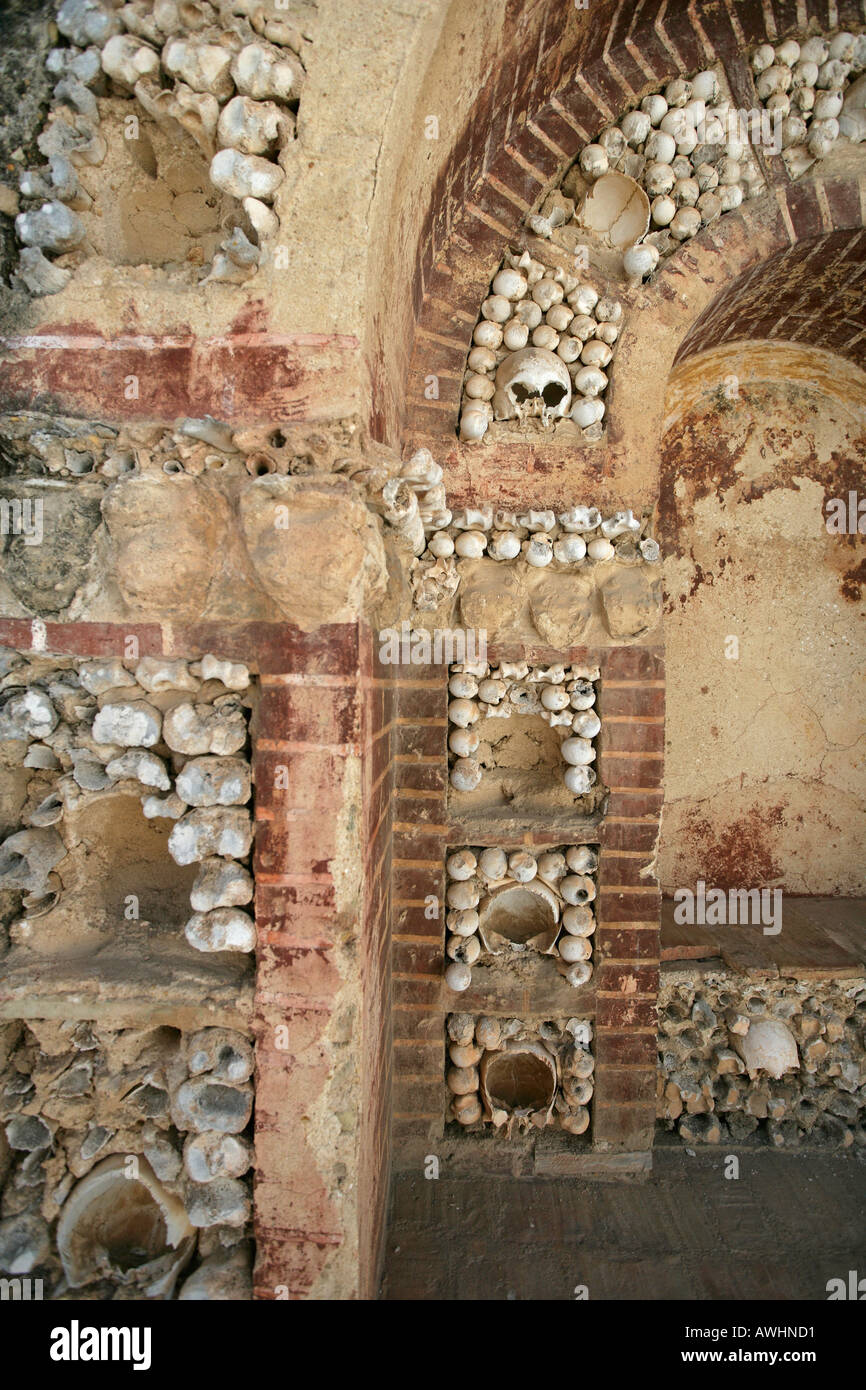 Un autel morbide de l'os de 1000 moines à l'extérieur de la cathédrale de Velha à Faro, Portugal. Banque D'Images