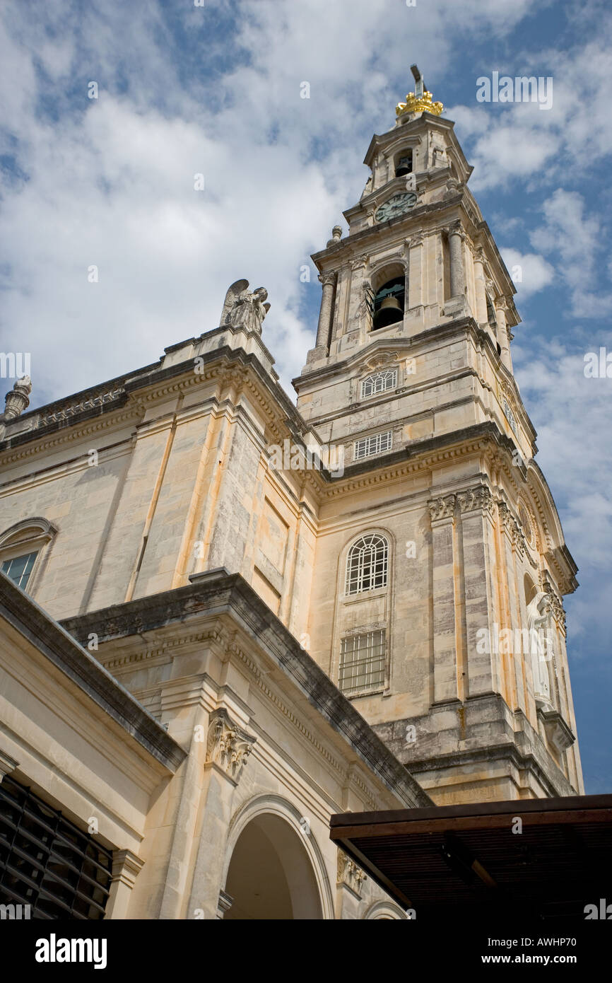 Jusqu'à l'extérieur et flèche de la basilique à Fátima Portugal. Banque D'Images