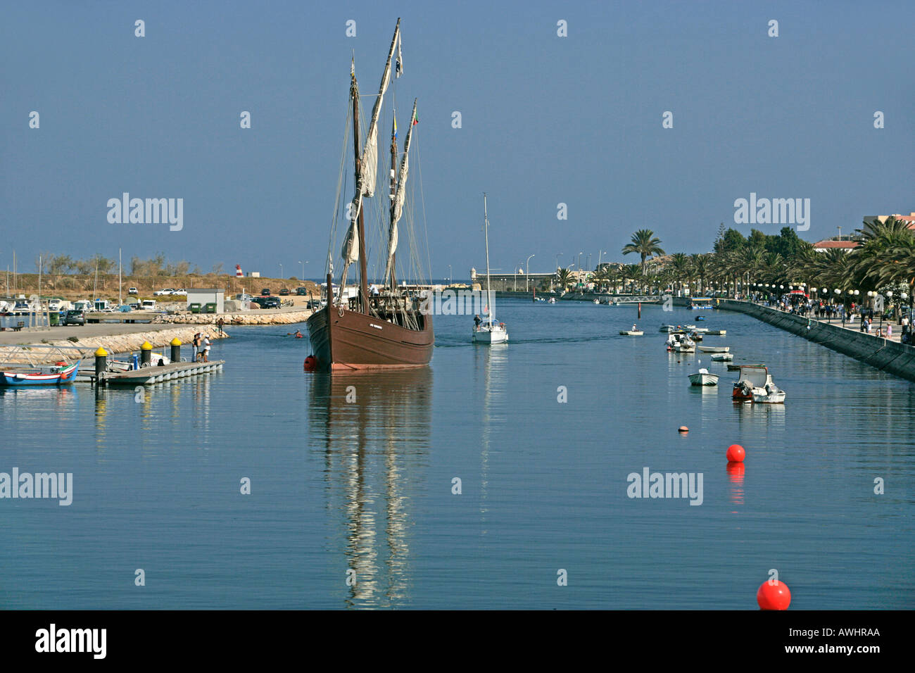 Une reproduction d'une vieille caravelle entre dans le canal de l'océan dans la ville de logos au Portugal. Banque D'Images