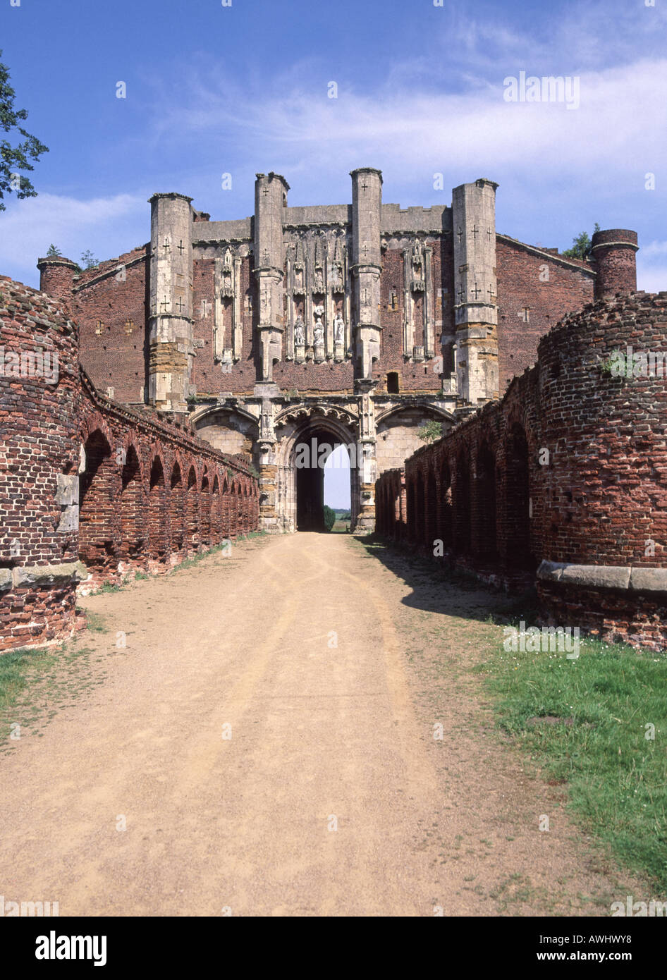 La brique ornementée a construit l'entrée et l'approche de la porte d