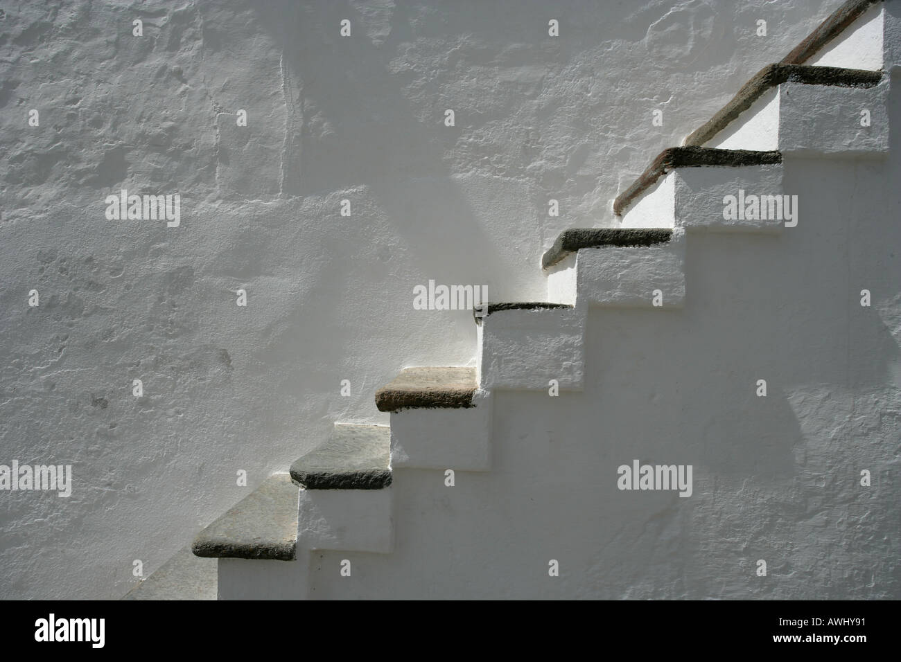 Un ensemble d'escaliers blancs trouvés dans Monseraz Portugal Banque D'Images