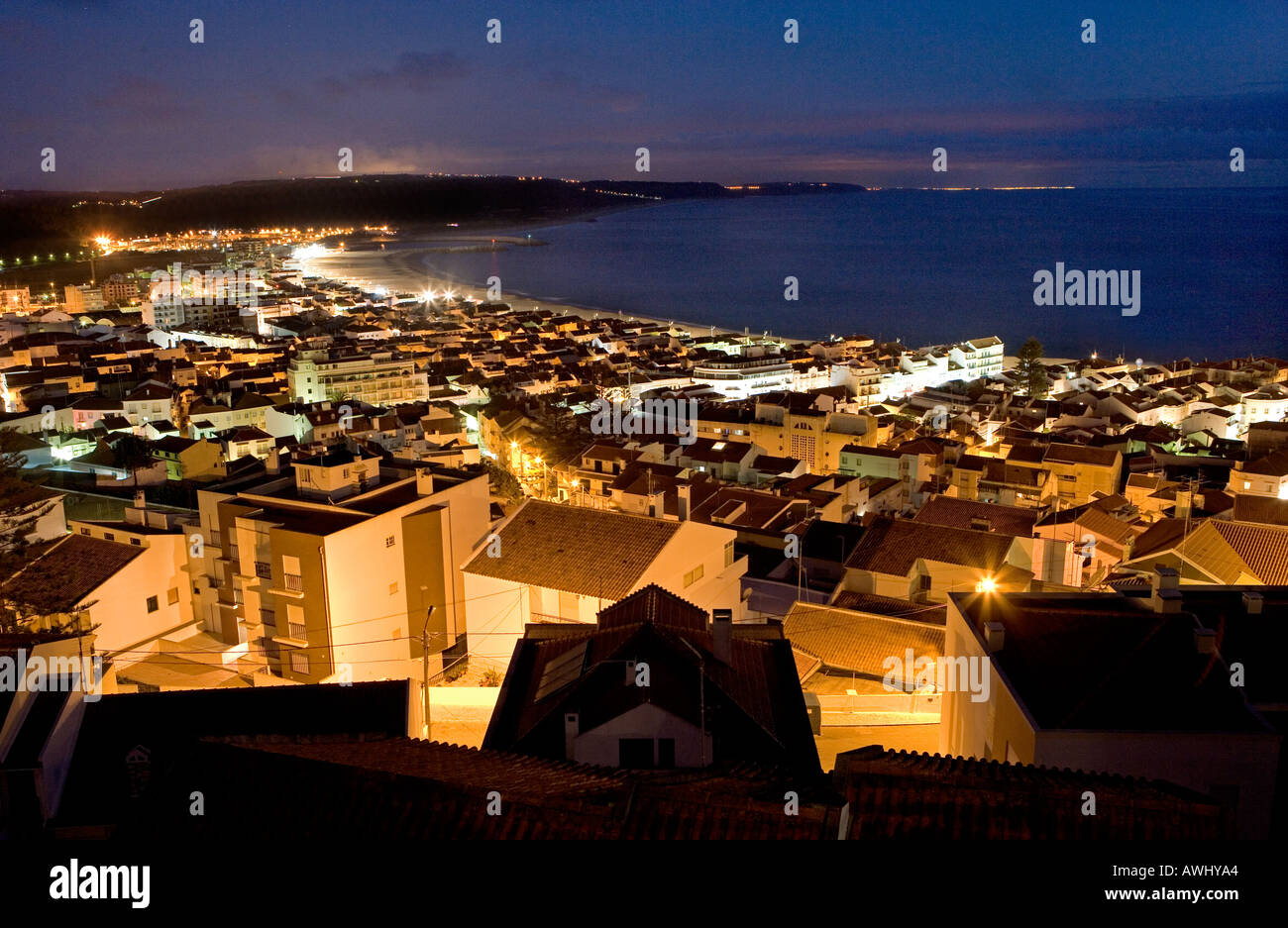 La commune de Nazaré sur le littoral atlantique du Portugal comme vu à la tombée d'une hauteur Banque D'Images