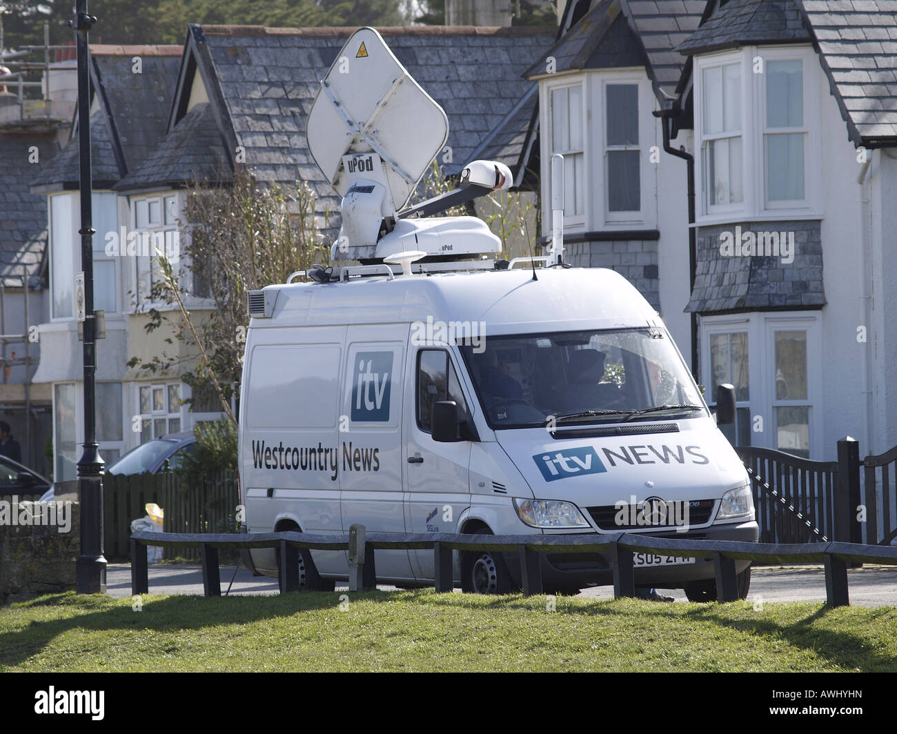 ITV News van garé sur le brise-lames Road, Canal de Bude Banque D'Images