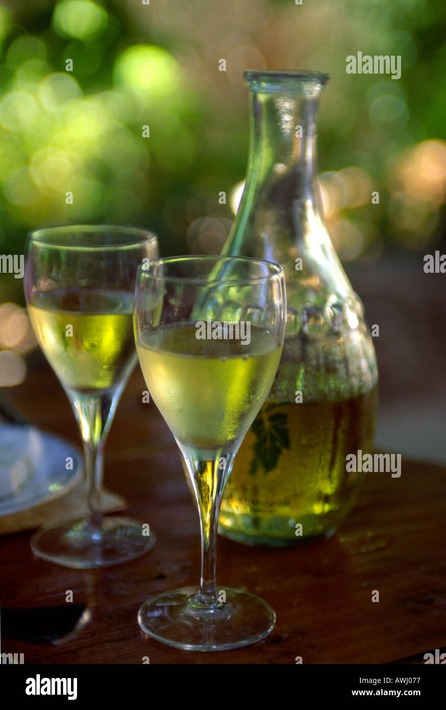 Caraffe et deux verres de vin blanc sur la table Banque D'Images