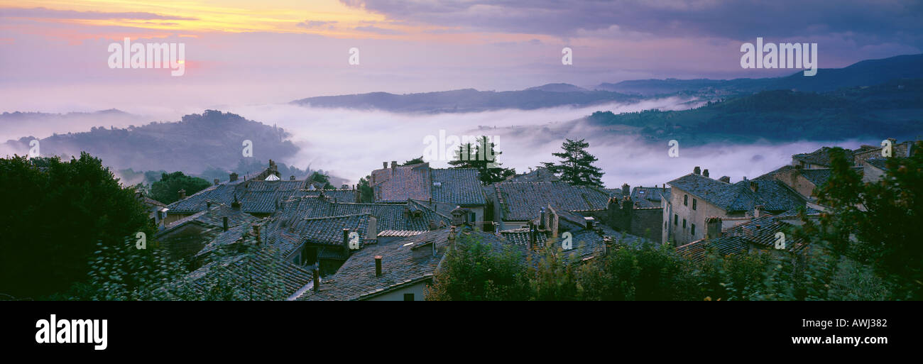 Misty sur la campagne toscane Montepulciano Toscane Italie Banque D'Images