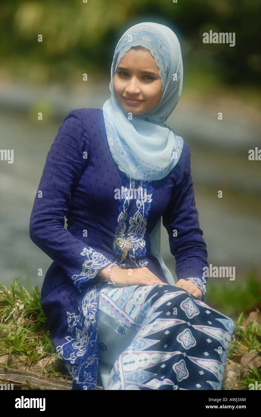 Cute Girl malaisien avec foulard en village Photo Stock - Alamy