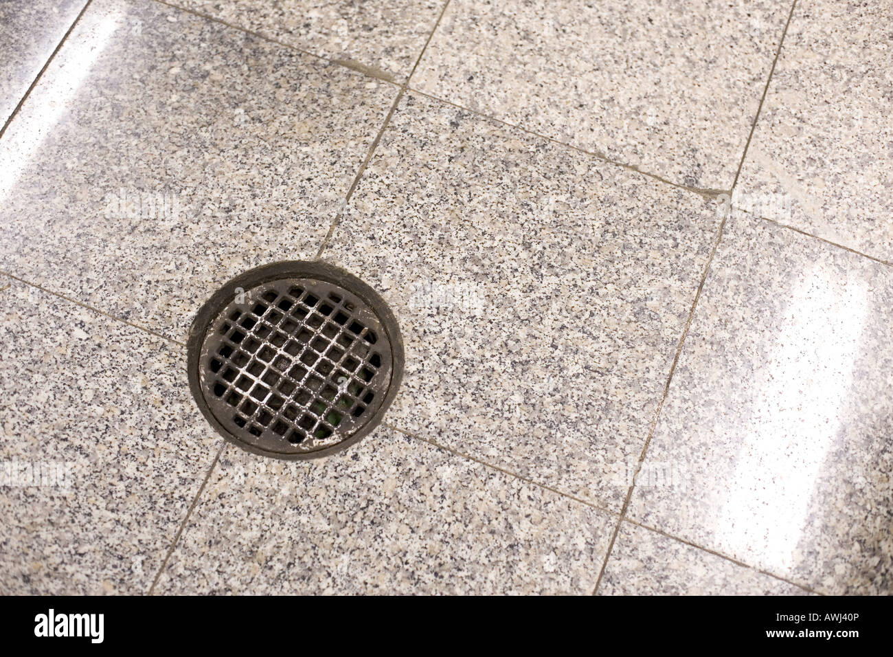 Grille de drainage sur un plancher de pierre meulière Banque D'Images