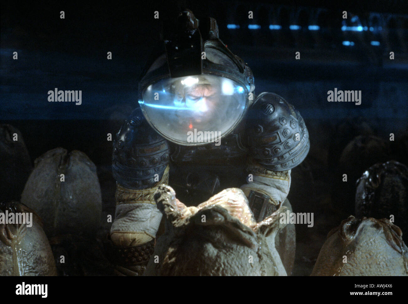 ALIEN 1979 TCF/Brandywine film avec John Hurst qui est sur le point d'être attaqué alors qu'il enquête sur un œuf exotiques Banque D'Images