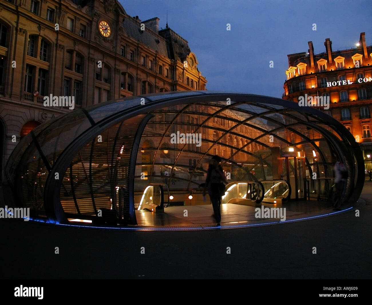 France St Lazare Métro entrée avec verrière Photo Stock - Alamy
