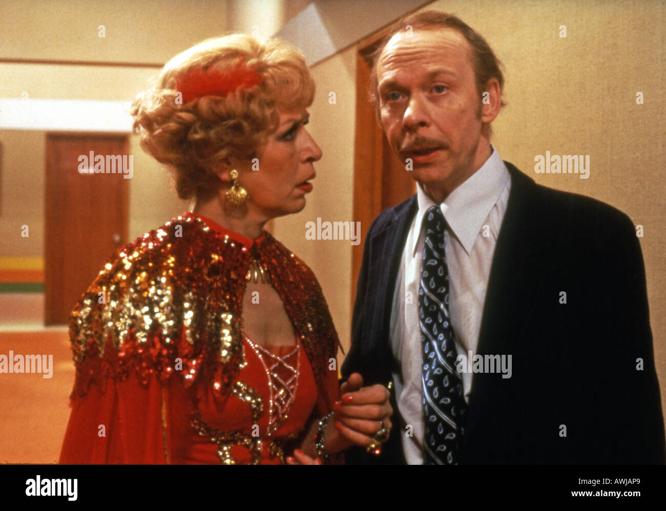 GEORGE ET MILDRED Yootha Joyce et Brian Murphy dans la série comique de la télévision britannique des années 1980 Banque D'Images