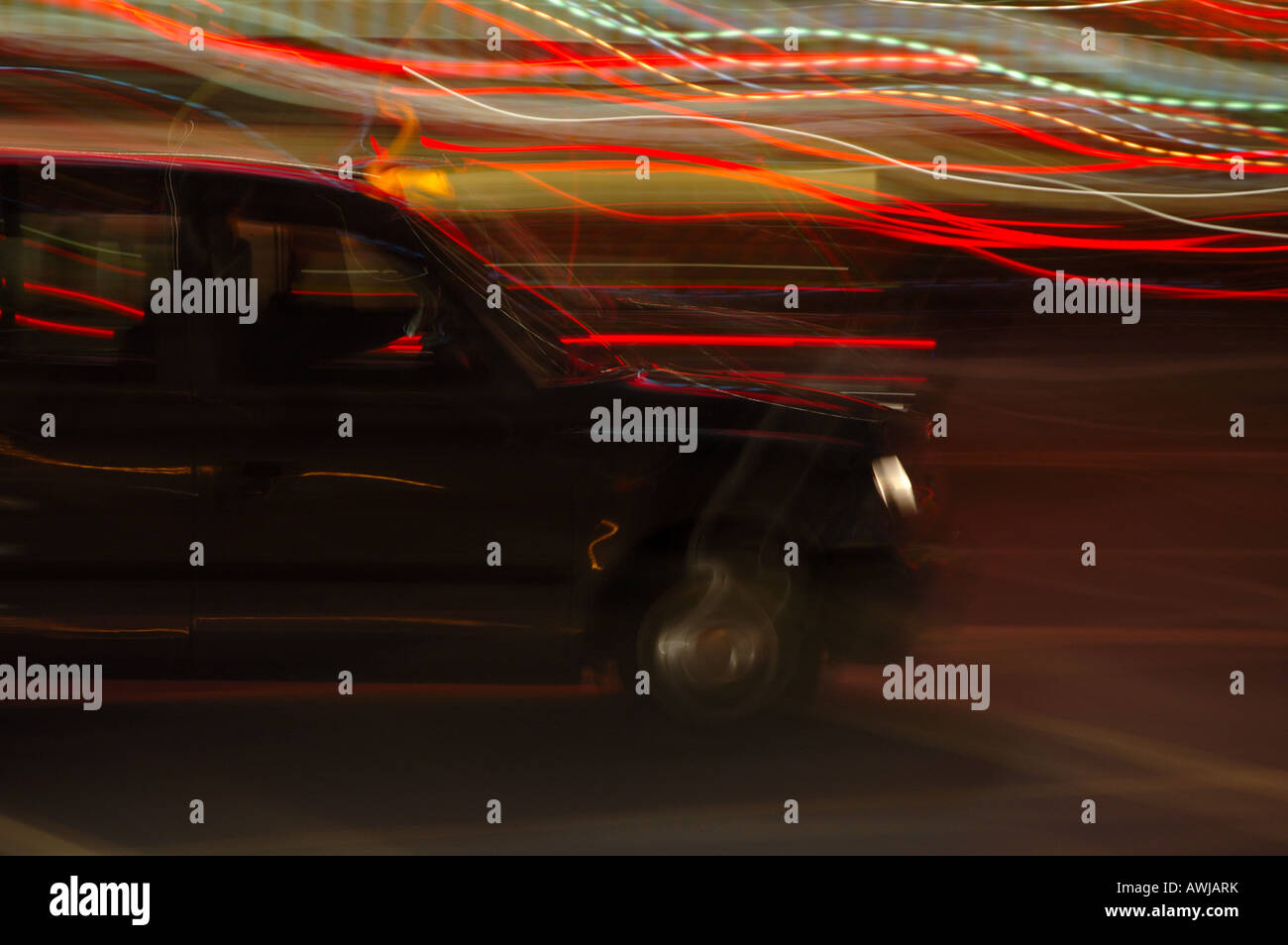 London taxi noir avec flou de vitesse dans la nuit avec la lumière de Piccadilly Circus en arrière-plan Banque D'Images