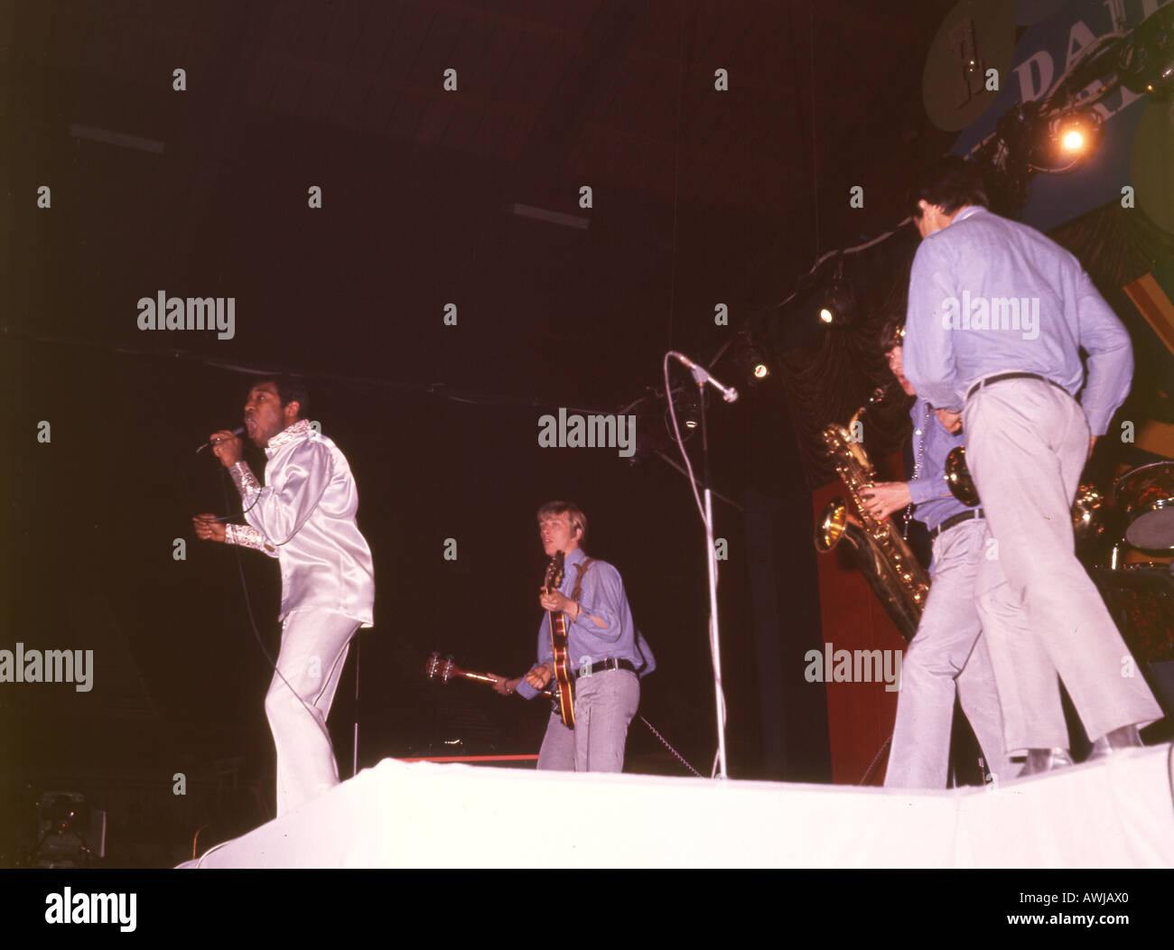 GENO WASHINGTON ET SON RAM JAM BAND chanteur avec son groupe britannique en 1966 Banque D'Images GENO WASHINGTON ET SON RAM JAM BAND chanteur avec son groupe britannique en 1966 Banque D'Images