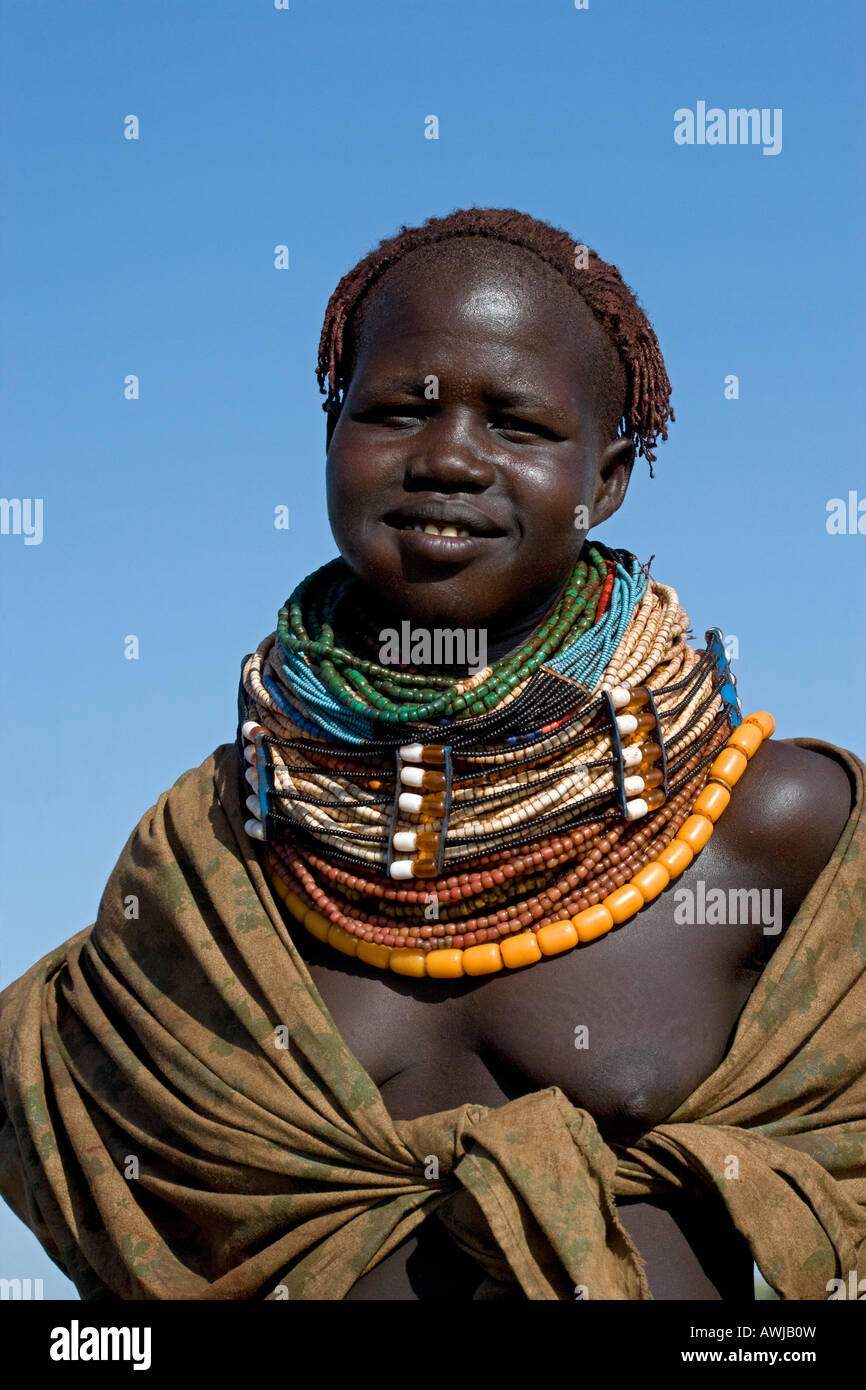 Femme de la tribu Nyangatom affiche ses perles, vallée de la rivière Omo, en Ethiopie Banque D'Images
