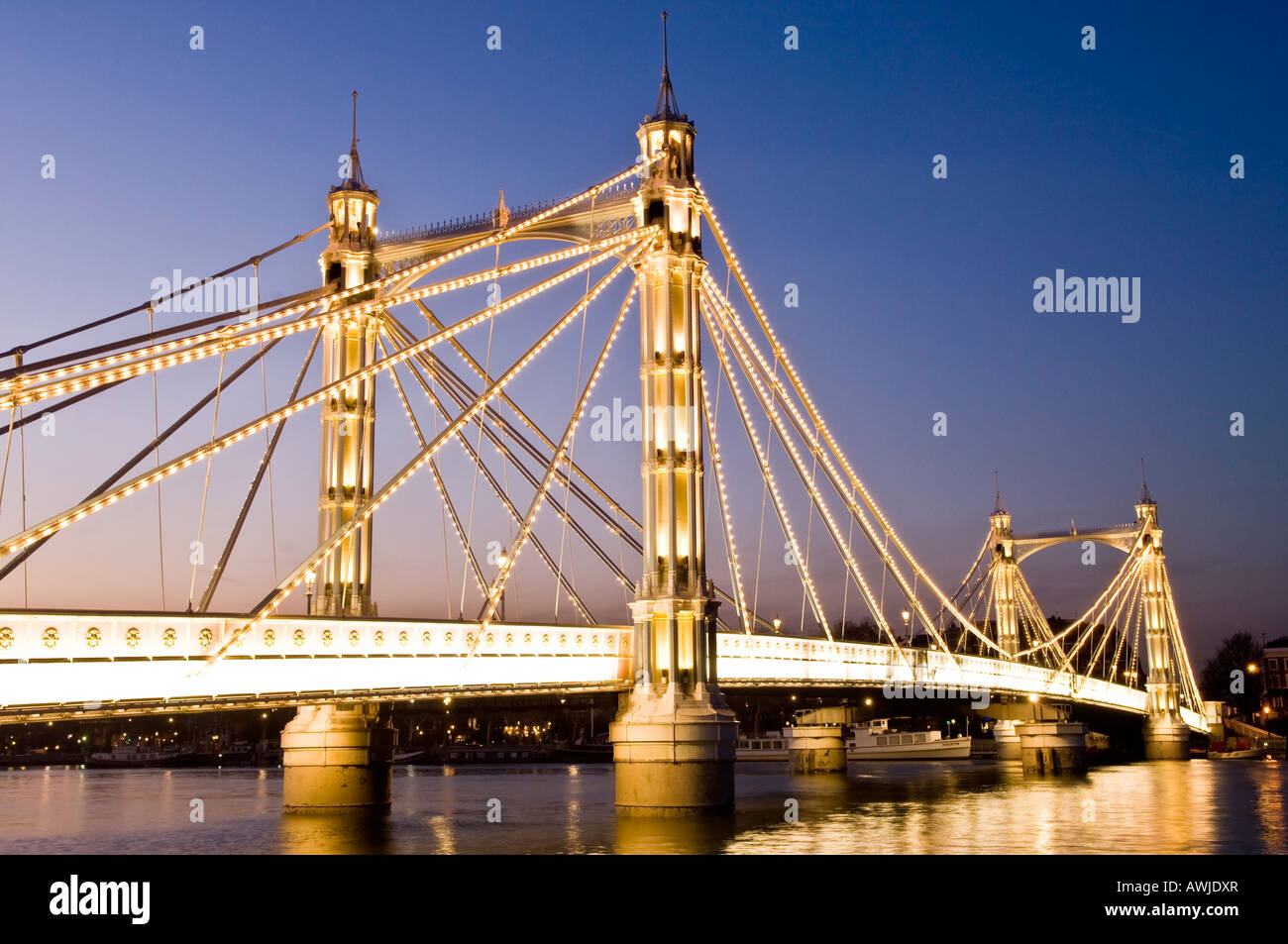 Albert Bridge illuminé de nuit traversant la Tamise à Chelsea London England UK Banque D'Images