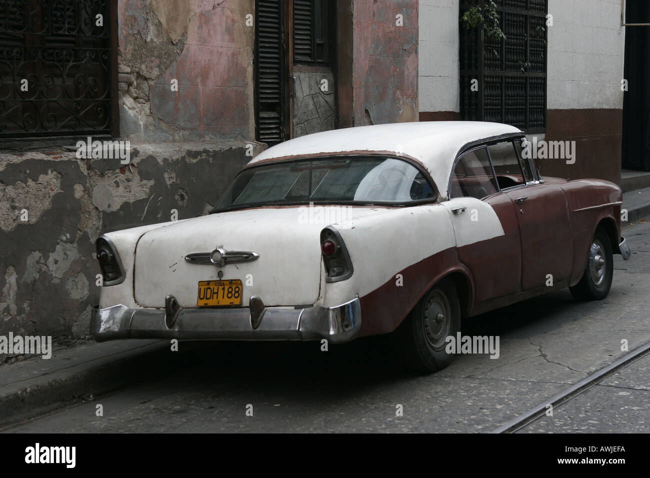Location de Cuba Santiago rue ancienne taxi Pontiac conduite propre rouge édifices du centre-ville 50 s 50 bonne Banque D'Images
