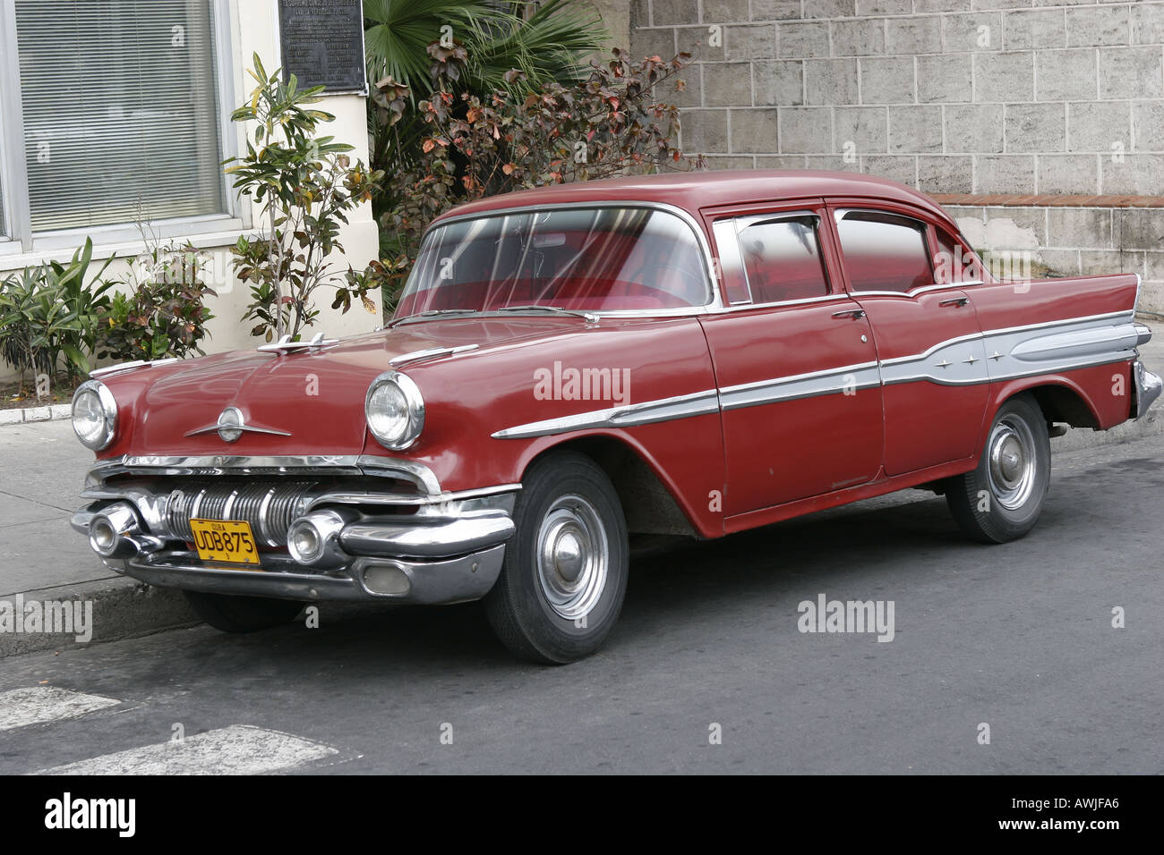 Location de Cuba Santiago rue ancienne taxi Pontiac conduite propre rouge édifices du centre-ville 50 s 50 bonne Banque D'Images