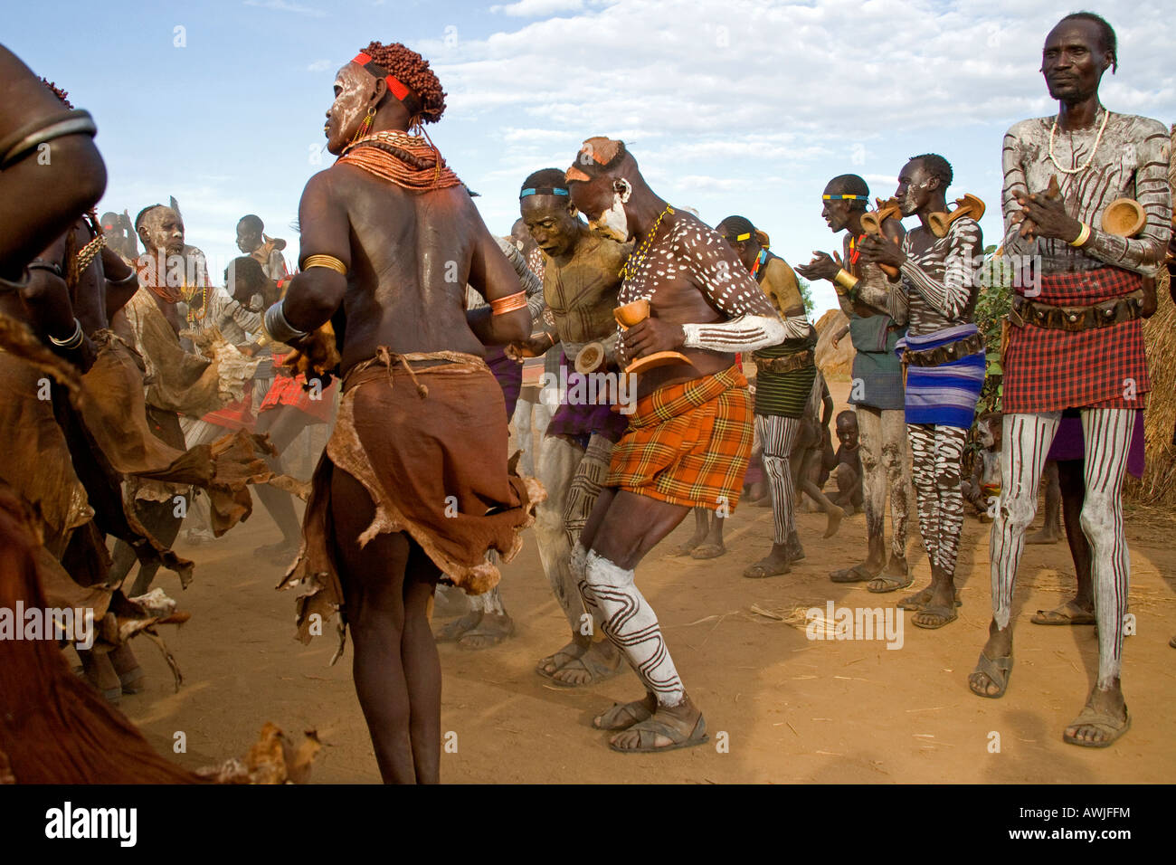 Danse tribale Karo souffle beaucoup de poussière. Dhs, la vallée de la rivière Omo, en Ethiopie Banque D'Images