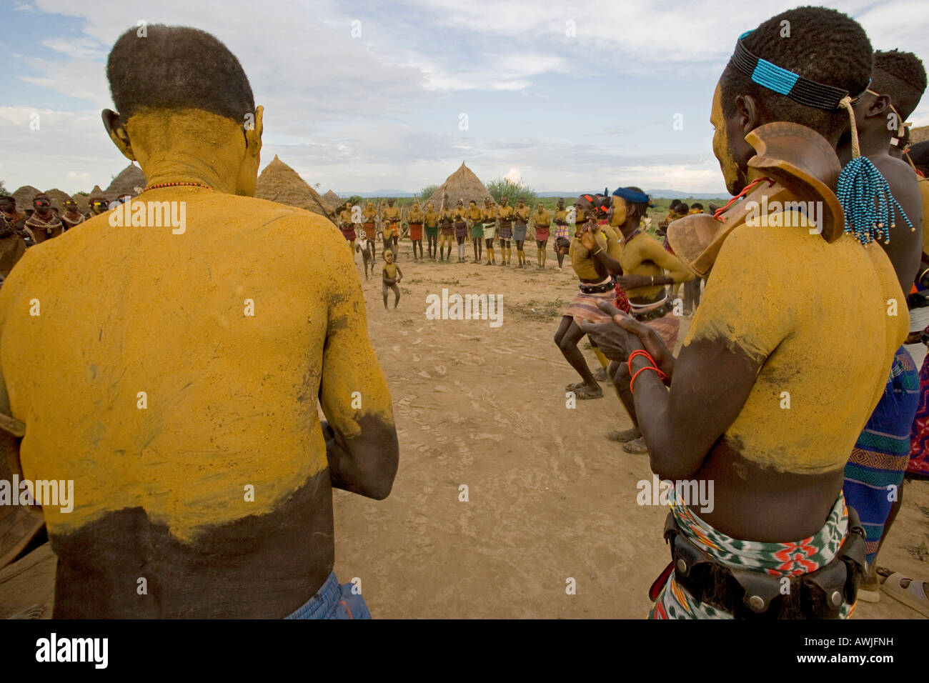 Les petits garçons de la tribu Karo Danse avec les hommes, Labuk, vallée de la rivière Omo, en Ethiopie Banque D'Images