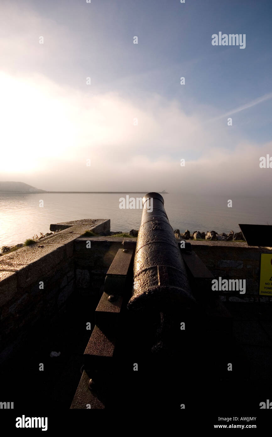 Un canon pointant sur une Plymouth Sound brumeux Banque D'Images