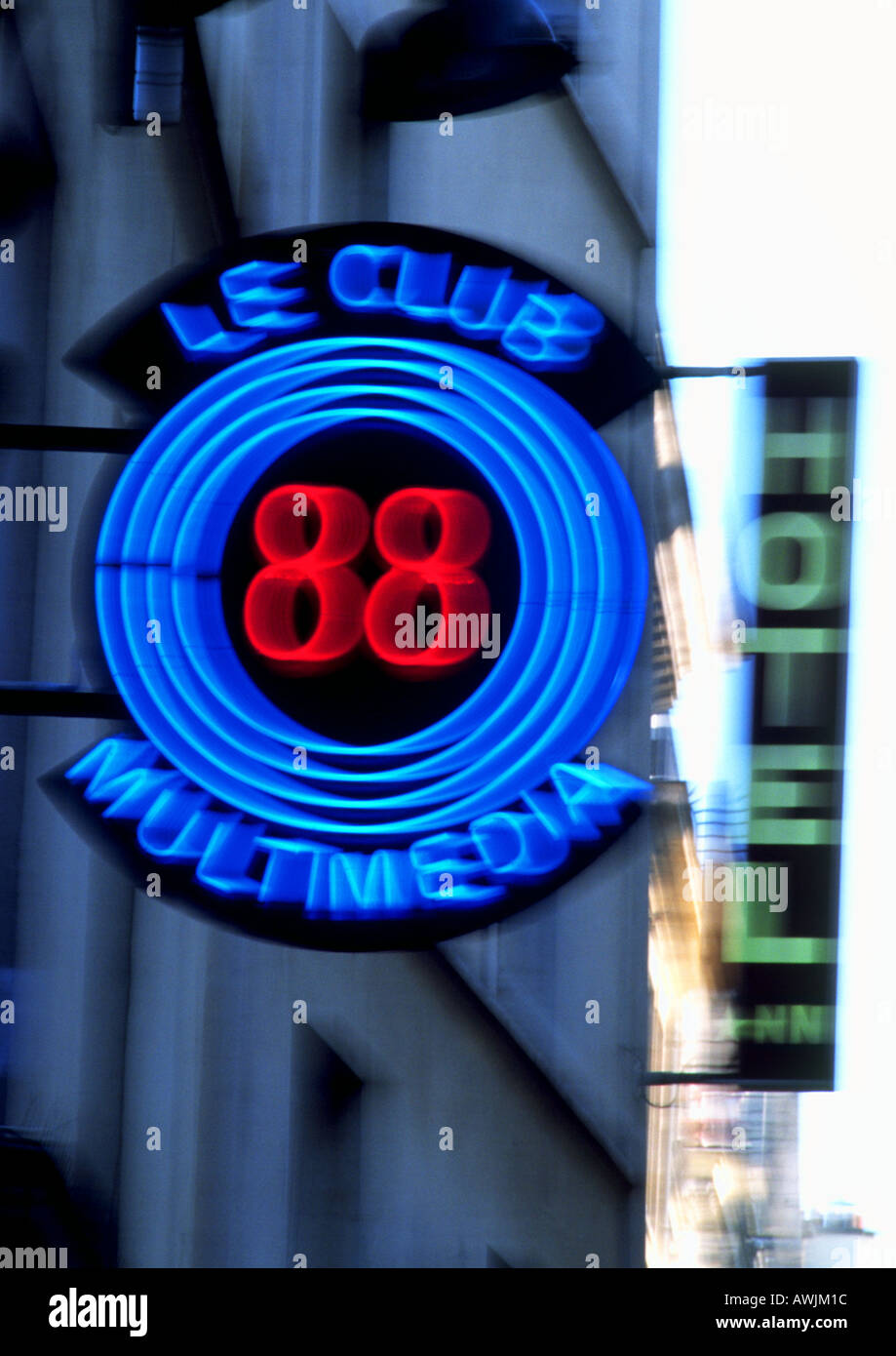 Le Club Multimedia avec neon sign signe "hôtel" en arrière-plan, floue Banque D'Images