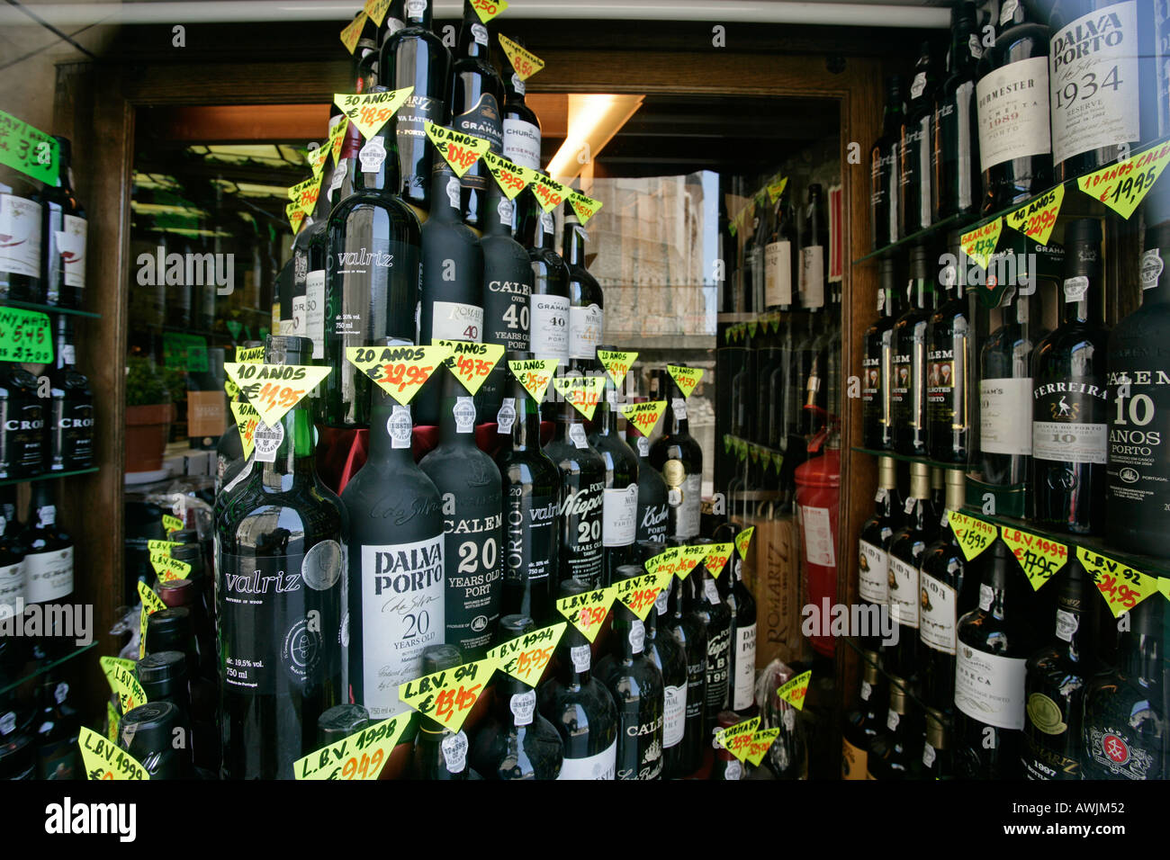 Bouteilles de vin de Porto en exposition dans un magasin d'alcool à Porto  Portugal Photo Stock - Alamy