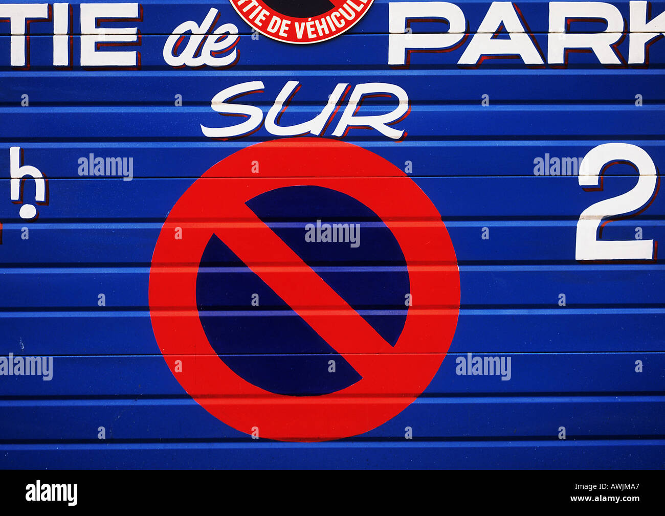 Pas de symbole parking peint sur mur. Banque D'Images