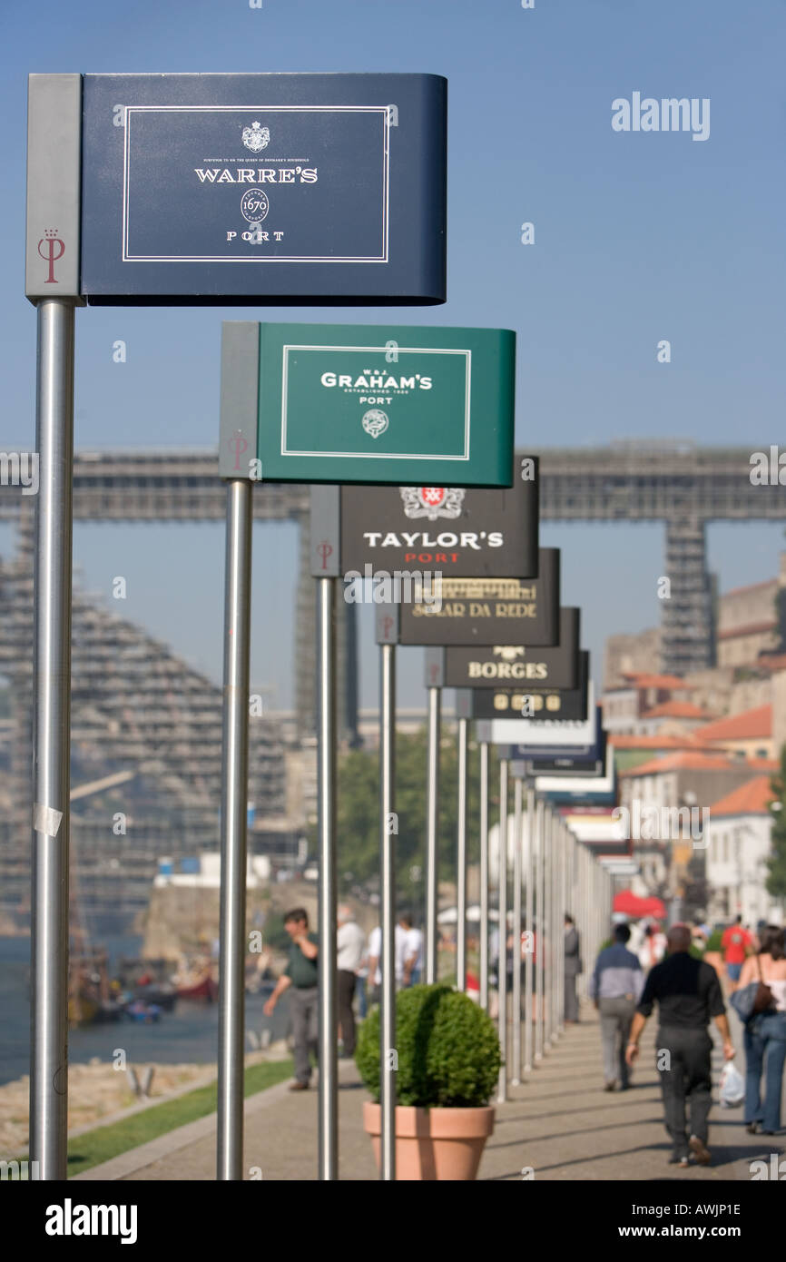 Signes à bord de l'eau au Nova de Gaia afficher les noms de toutes les sociétés de vin de Porto Banque D'Images
