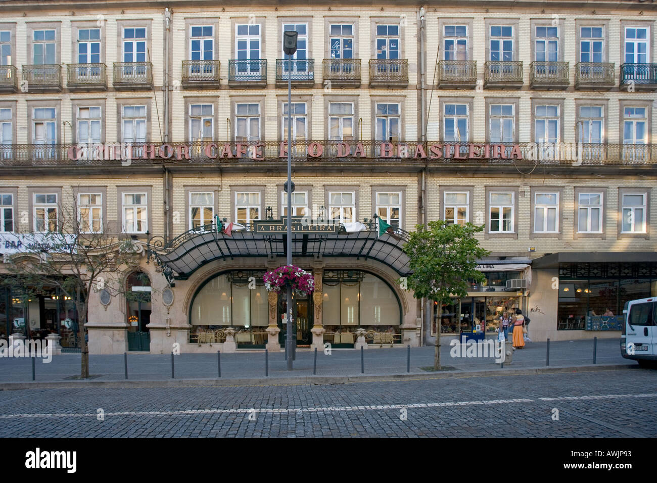 Un célèbre café à Porto près du théâtre appelé Brasileira Banque D'Images