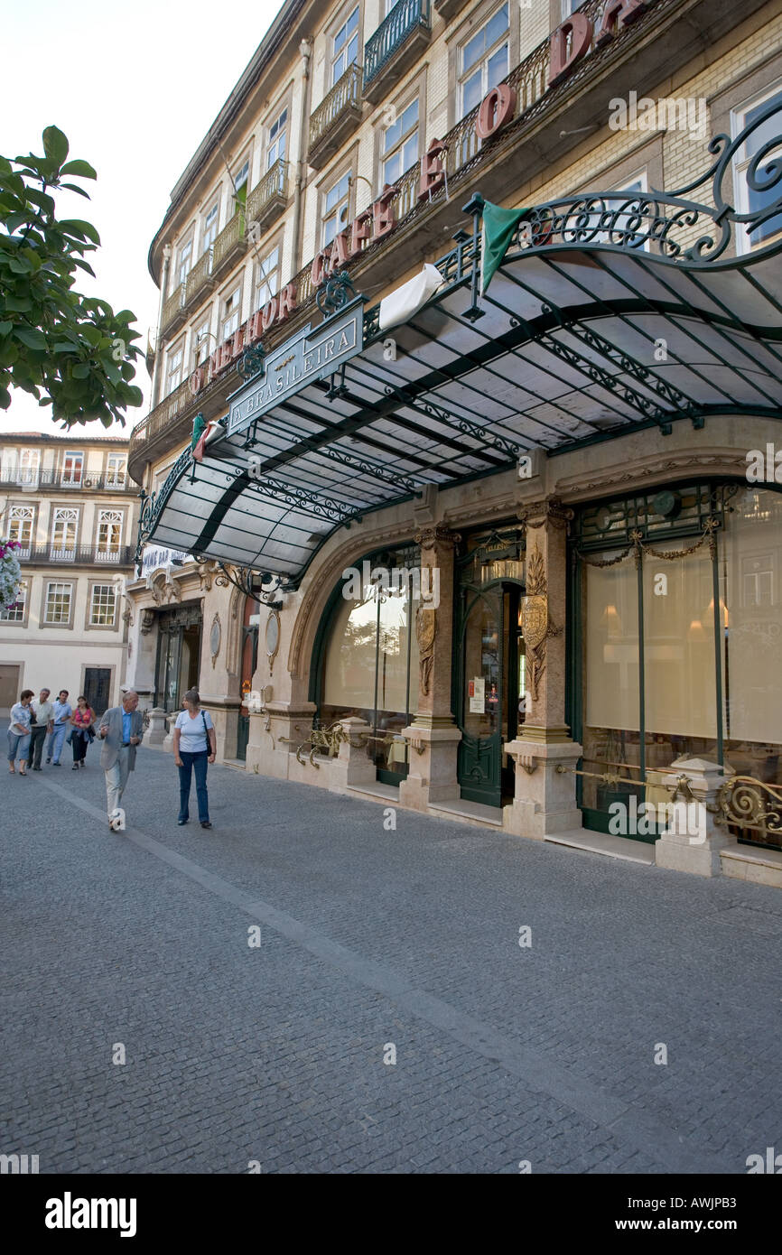 Un célèbre café à Porto près du théâtre appelé Brasileira Banque D'Images