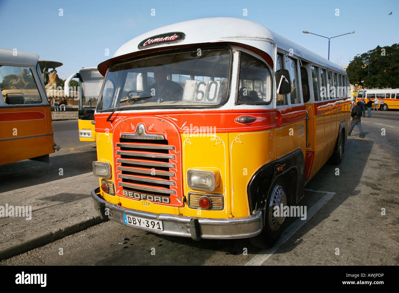 Malte un bus dans la gare routière de La Valette Banque D'Images